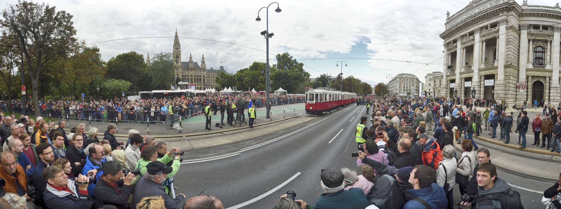 Fest anlässlich des 150-jährigen Jubiläums der Wiener Straßenbahn am Rathausplatz mit zahlreichen Attraktionen und einem Corso mit historischen Fahrzeugen der Wiener Linien.