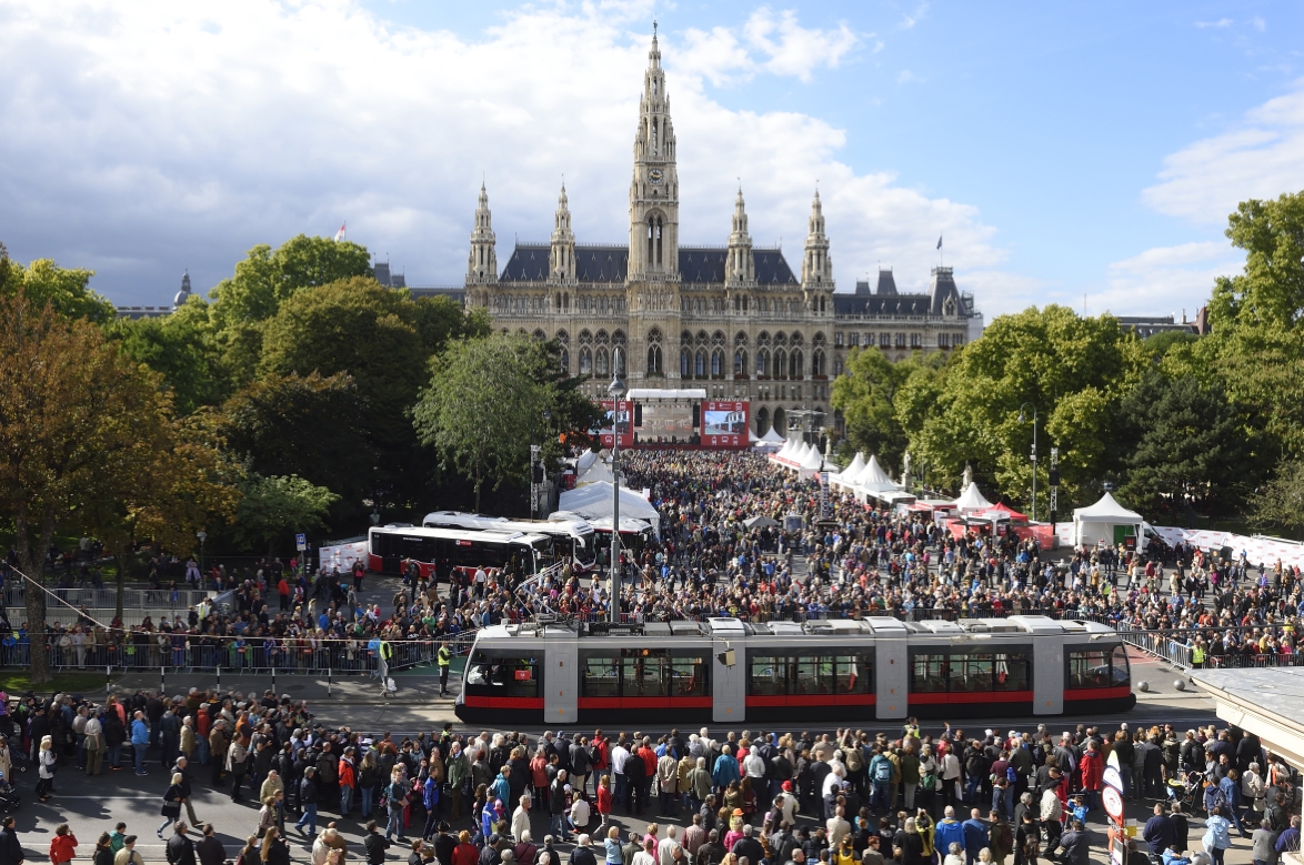Fest anlässlich des 150-jährigen Jubiläums der Wiener Straßenbahn am Rathausplatz mit zahlreichen Attraktionen und einem Corso mit historischen Fahrzeugen der Wiener Linien.