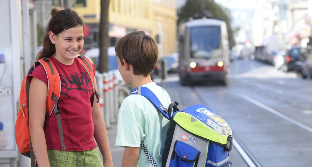 Rund 2,5 Millionen Fahrgäste nutzen die Wiener Linien täglich, darunter auch tausende Kinder. Im Bild: Kinder in einer Haltestelle der Linie 46.