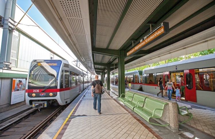 U6 Station Michelbeuern mit T/T1 Garnituren  am 3.Juni 2015