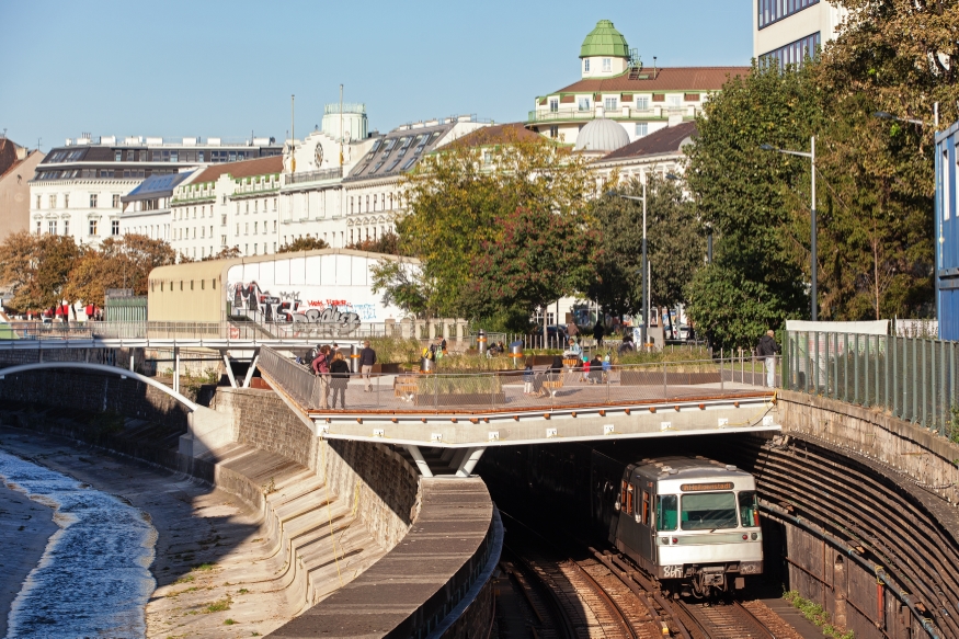 U-Bahn Zug der Linie U4 in Fahrtrichtung Heiligenstadt bei der neuen Überplattung nach der Station Pilgramgasse. September 2015
