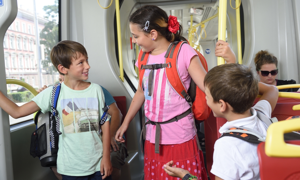 Rund 2,5 Millionen Fahrgäste nutzen die Wiener Linien täglich, darunter auch tausende Kinder. Im Bild: Kinder unterwegs in einer Straßenbahn der Linie 43.