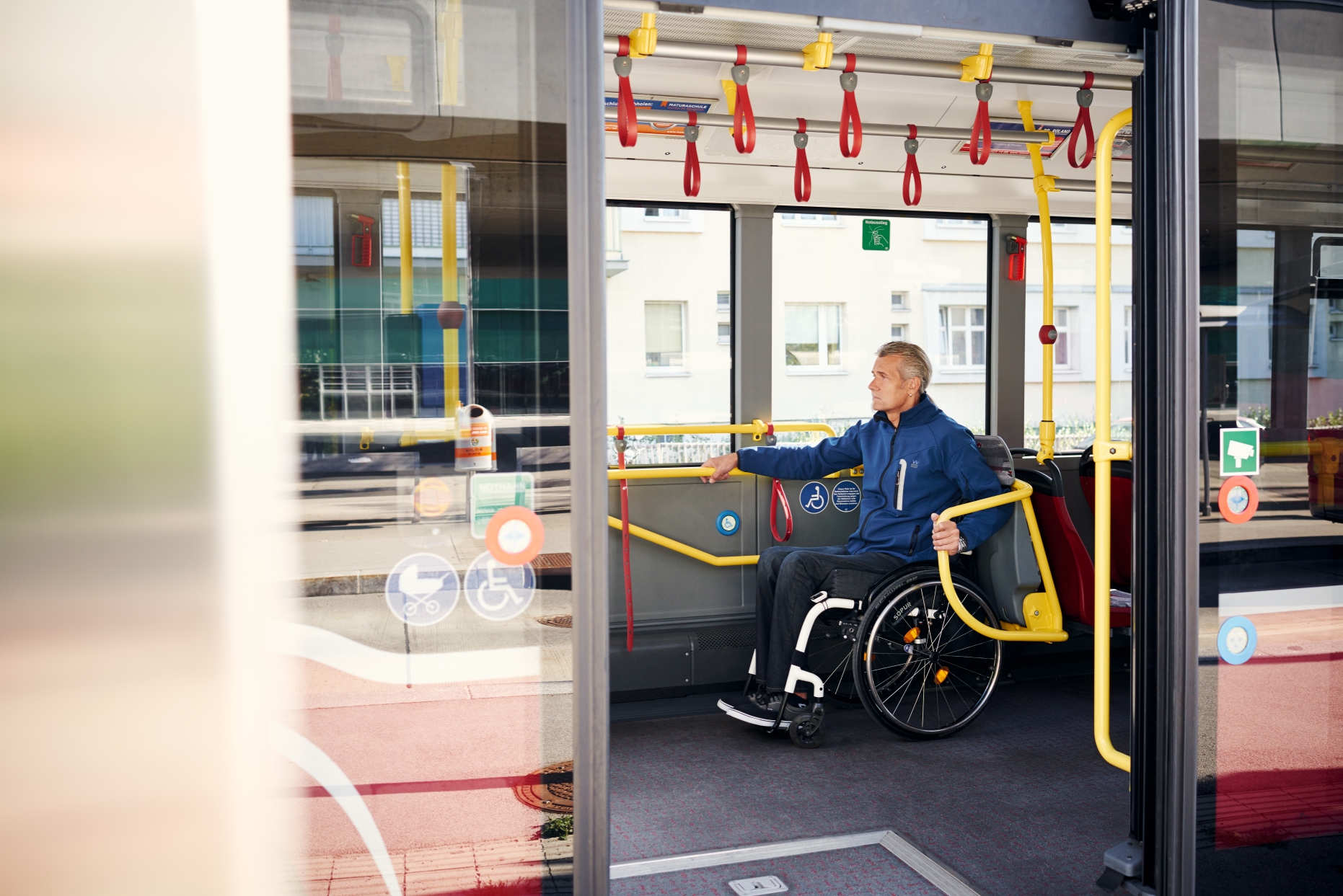 Moderne Autobusse sind auch für Fahrgäste im Rollstuhl barrierefrei nutzbar.
