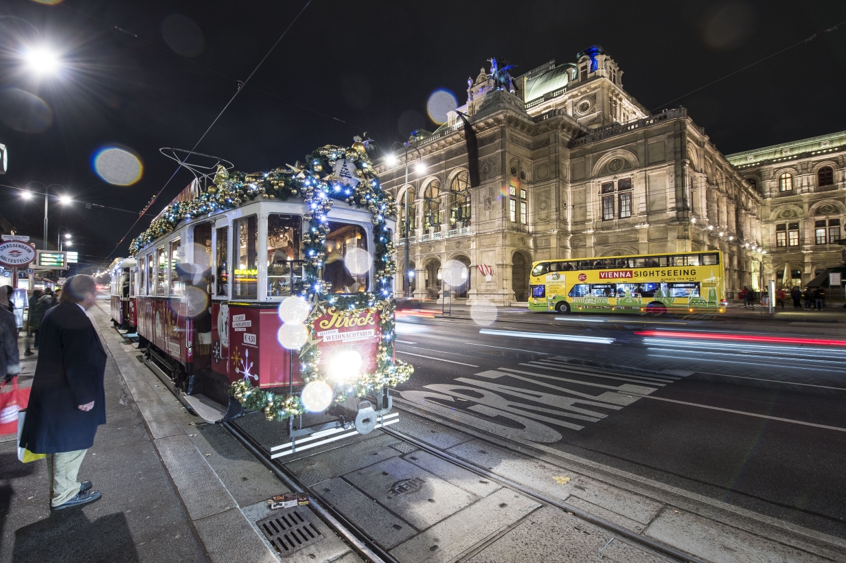 Ströck-Weihnachtsbim am ersten Adventswochenende unterwegs vor der Wiener Staatsoper.