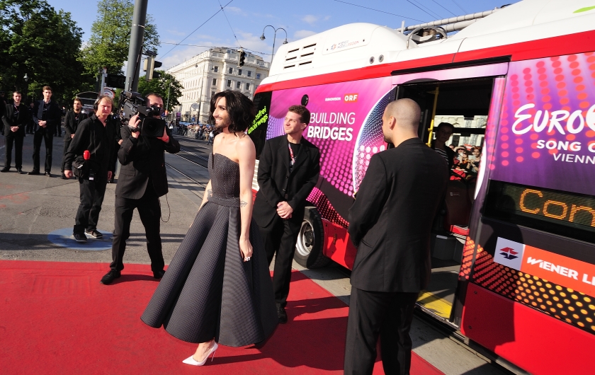 Die TeilnehmerInnen am Eurovision Song Contest werden mit Elektrobussen der Wiener Linien zum Empfang im Rathaus gebracht. Im Bild Vorjahressiegerin Conchita Wurst.