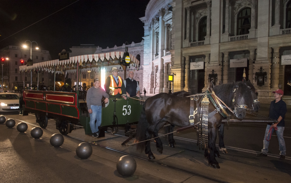 Probefahrt von historischen Fahrzeugen für Feier zu 150 Jahre Wiener Tramway auf der Ringstraße. Pferdetramway vor Burgtheater.