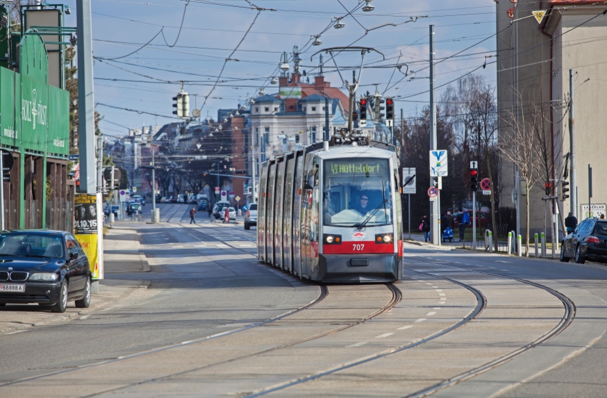 Linie 49 in der Linzerstraße nach Baumgarten mit einem Ulf (B1), März 2015