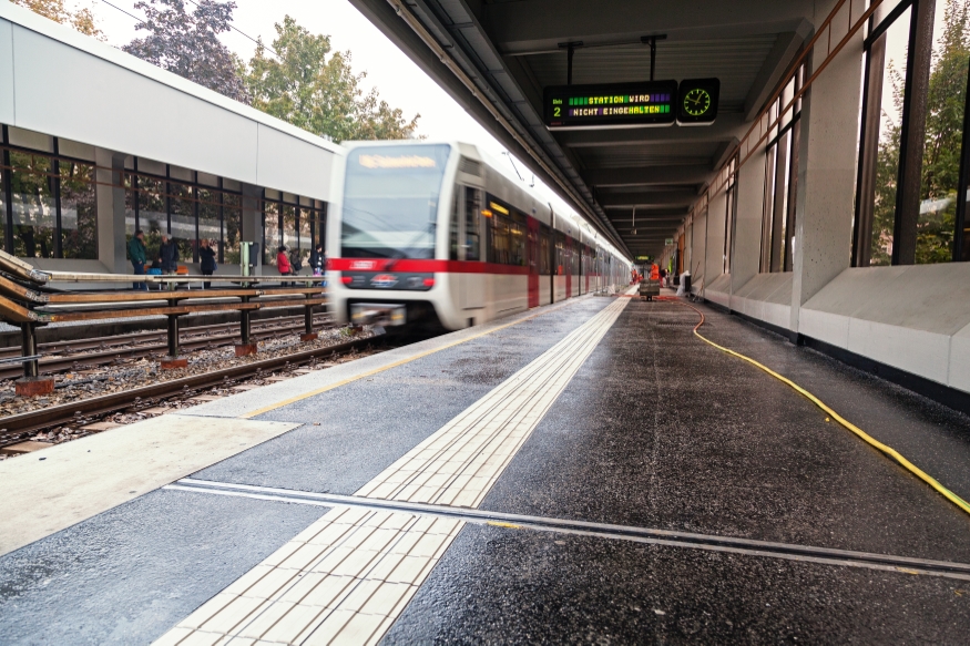 Station Thaliastaße, Bahnsteig wird erneuert, Oktober 2015
