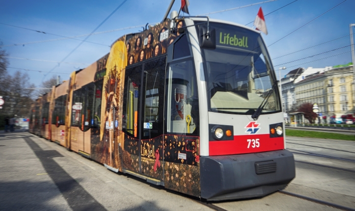 Die diesjährige, eigens für den Lifeball bebrandete ULF Straßenbahn.