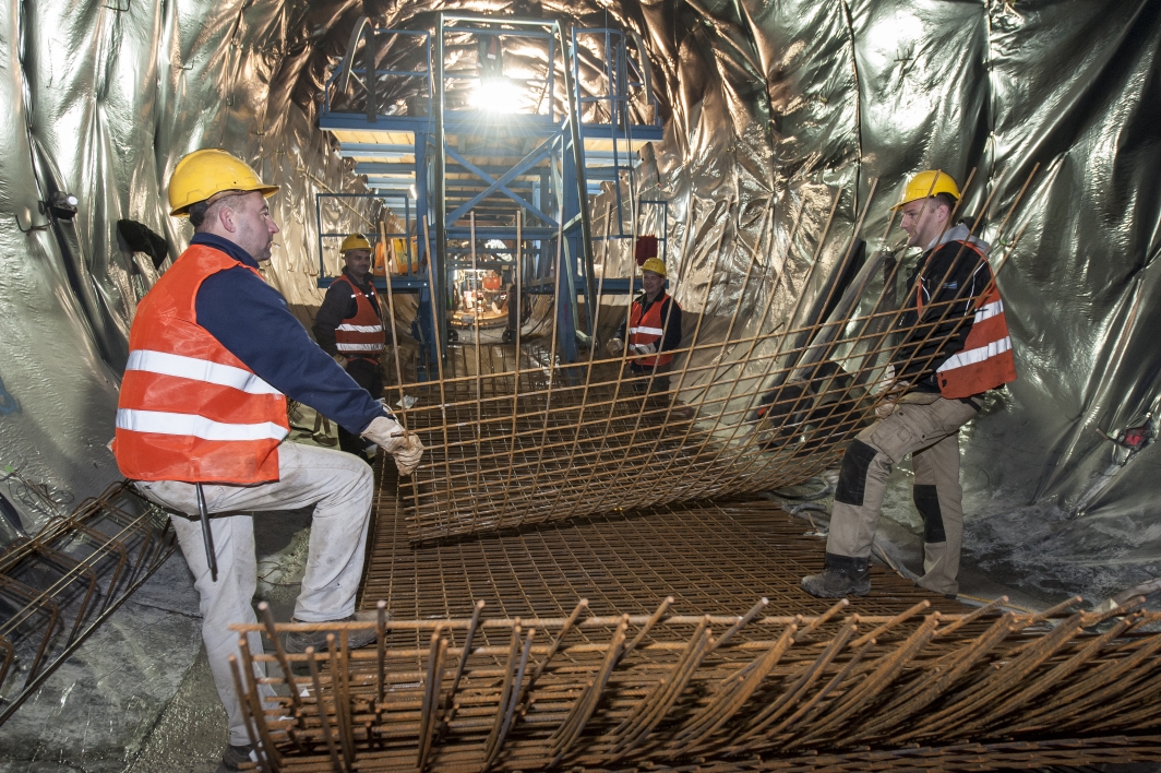 Bauarbeiten zur Verlängerung der Linie U1 nach Oberlaa im Bereich Verteilerkreis Favoriten. Arbeiter bereiten Schalung der Tunnelröhre vor.