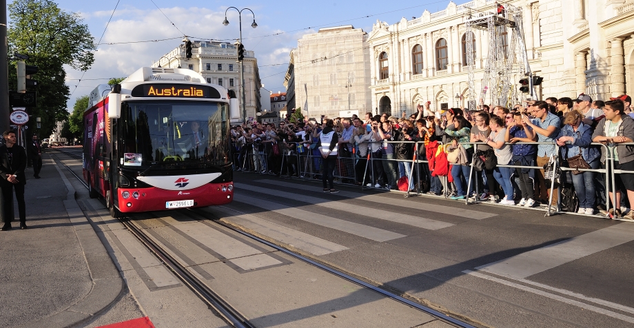 Die TeilnehmerInnen am Eurovision Song Contest werden mit Elektrobussen der Wiener Linien zum Empfang im Rathaus gebracht. Im Bild die KünstlerInnen aus Australien.