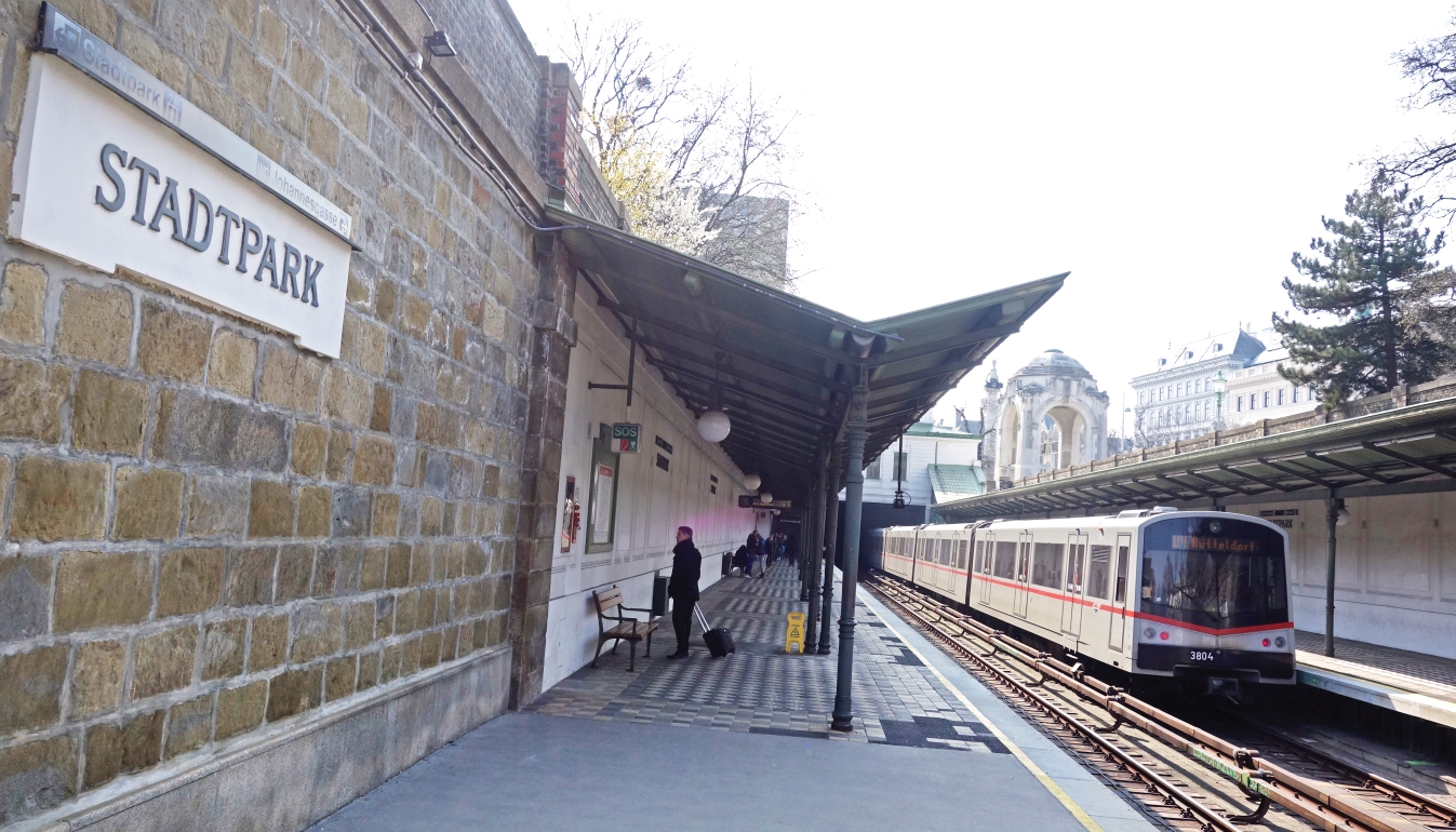U-Bahn Station Stadtpark der U4 mit V-Zug Richtuing Hütteldorf, März 2015