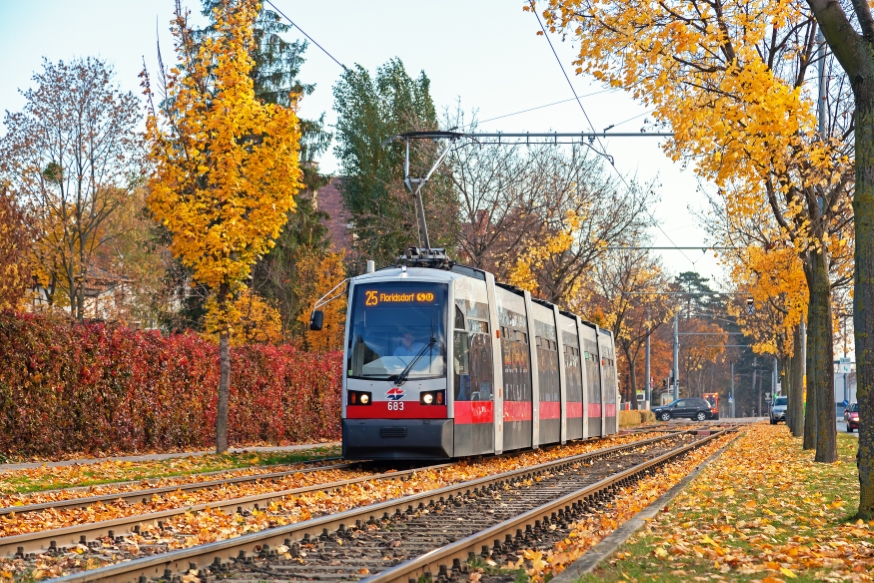 Linie 25 mit ULF Type B unterwegs in Fahrtrichtung Floridsdorf, November 2015