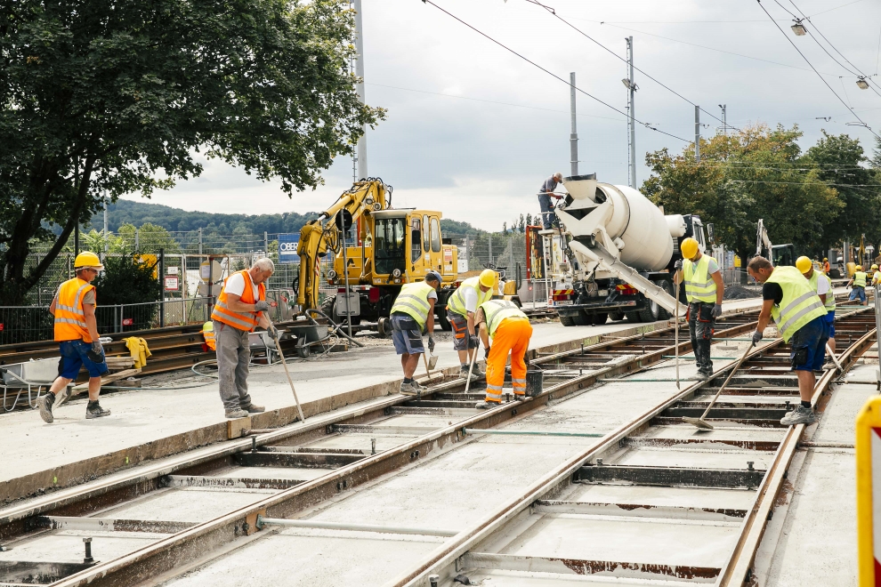 Gleisbauarbeiten mit Erneuerung des Gleisuntergrundes auf der Linie 49 im Bereich Baumgarten bis Hütteldorf.