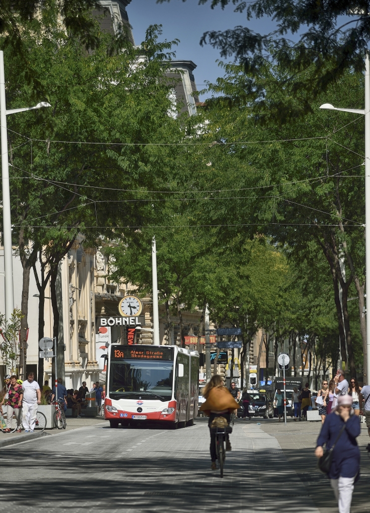 Gelenkbus der Linie 13A im Bereich der Begegnungszone der Mariahilfer Straße.