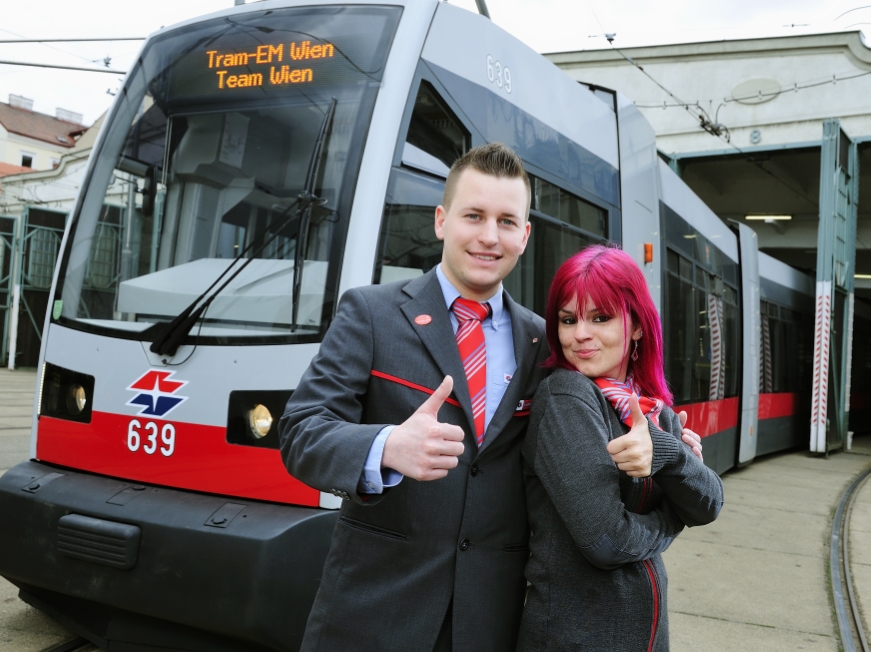 Siegerin Nicole Vanek (r.) und Sieger Markus Fiedler (l.) des Auswahl-Wettbewerbs zur Tram-EM in Wien.