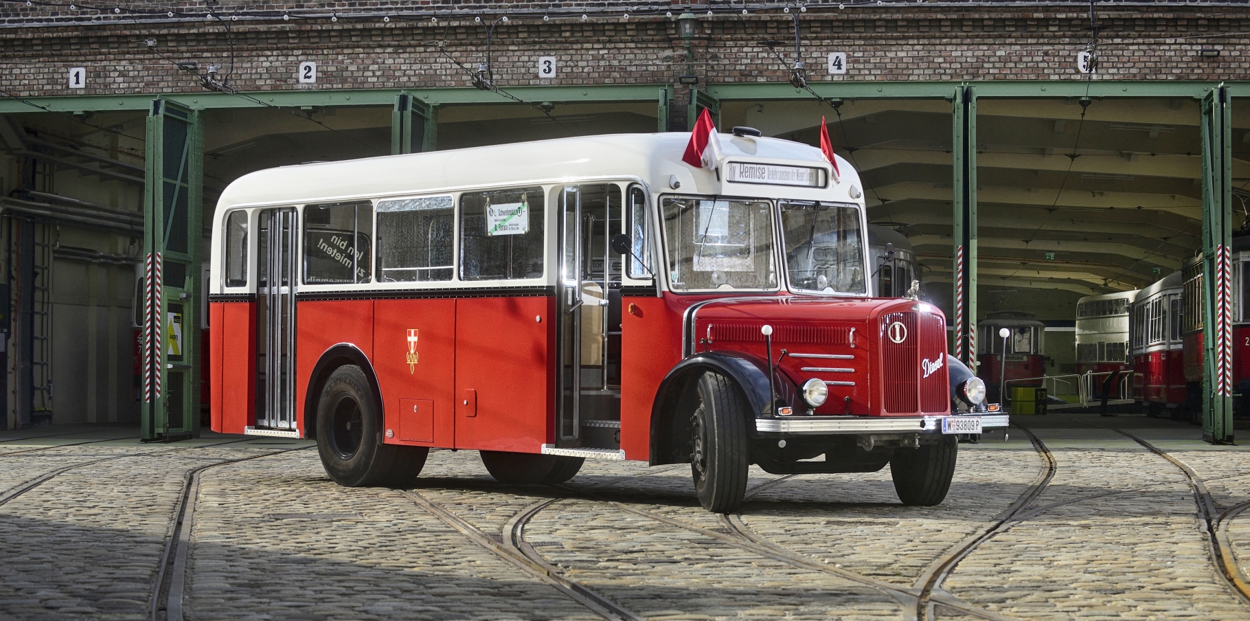 Ab 15. März 2015 verkehrt an den Wochenenden ein Oldtimer-Shuttlebus (Linie 78M) aus dem Jahr 1949 zwischen Schwedenplatz und dem Verkehrsmuseum Remise in Erdberg.