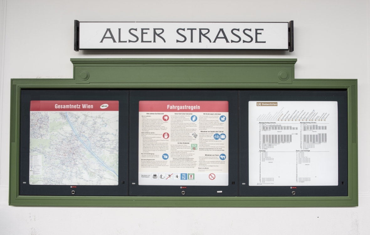 Die generalsanierte U6-Station Alser Straße wird nun als Verkehrsdenkmal bezeichnet. Vitrinen mit Fahrgastinformation.