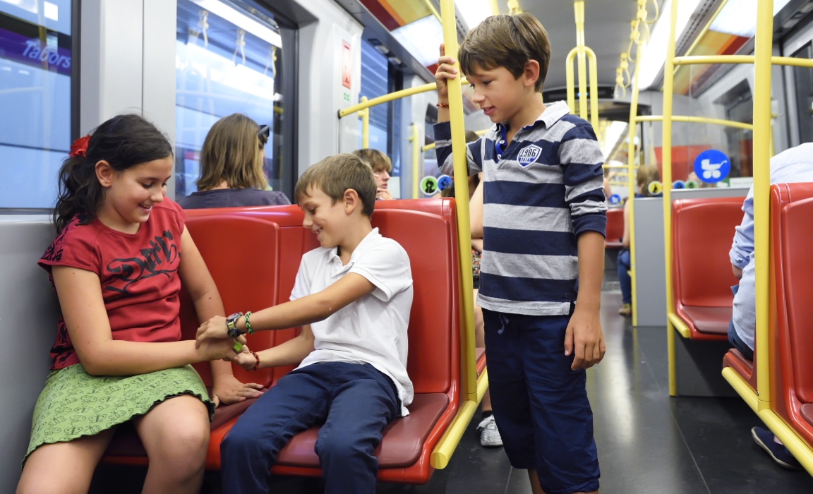 Rund 2,5 Millionen Fahrgäste nutzen die Wiener Linien täglich, darunter auch tausende Kinder. Im Bild: Kinder unterwegs in einer U-Bahn der Linie U2.