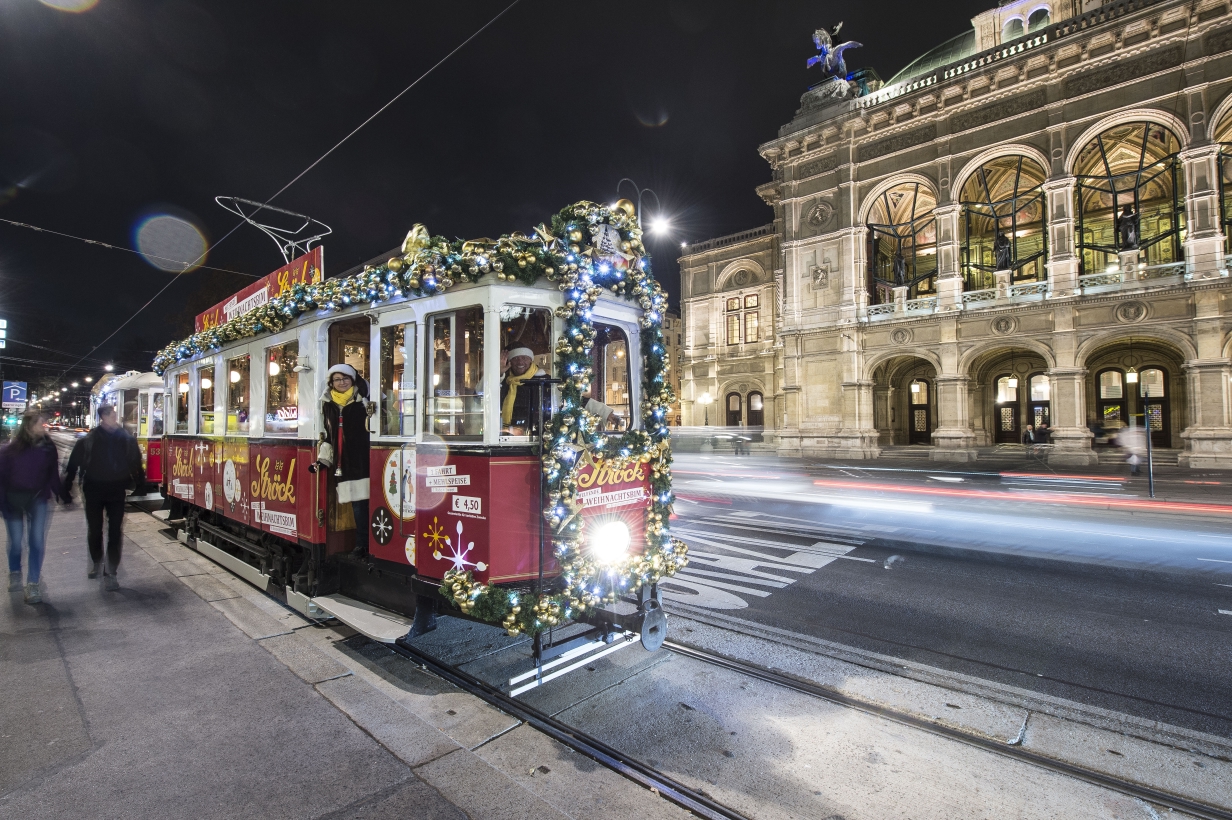Ströck-Weihnachtsbim am ersten Adventswochenende unterwegs vor der Wiener Staatsoper.