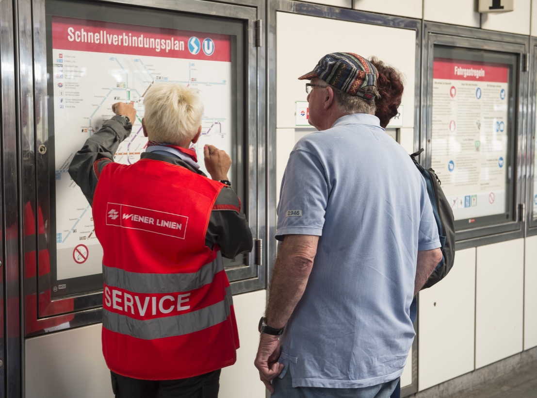 Mitarbeiter des Serviceteams stehen für Fragen und zur Information der Fahrgäste zur Verfügung.