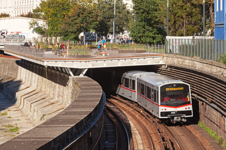 U-Bahn Zug der Linie U4 in Fahrtrichtung Heiligenstadtf bei der neuen Überplattung nach der Station Pilgramgasse. September 2015