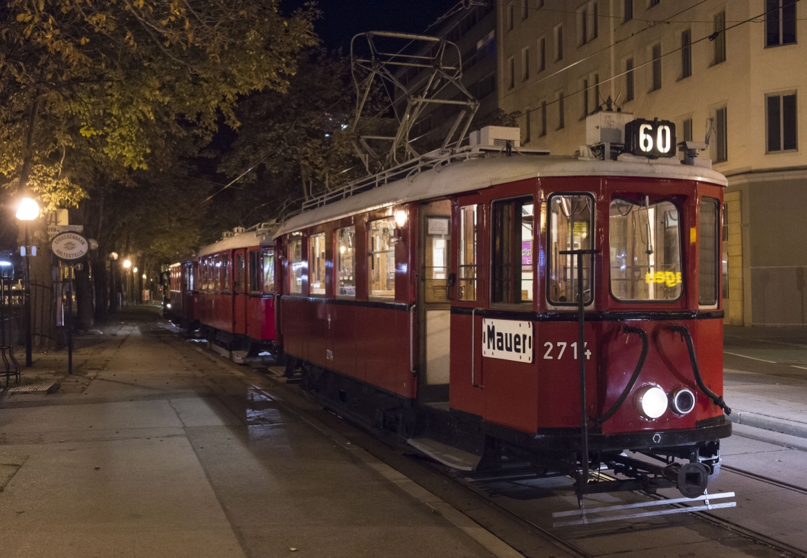 Probefahrt von historischen Fahrzeugen für Feier zu 150 Jahre Wiener Tramway auf der Ringstraße. Stadtbahn bei der Haltestelle Schottenring.