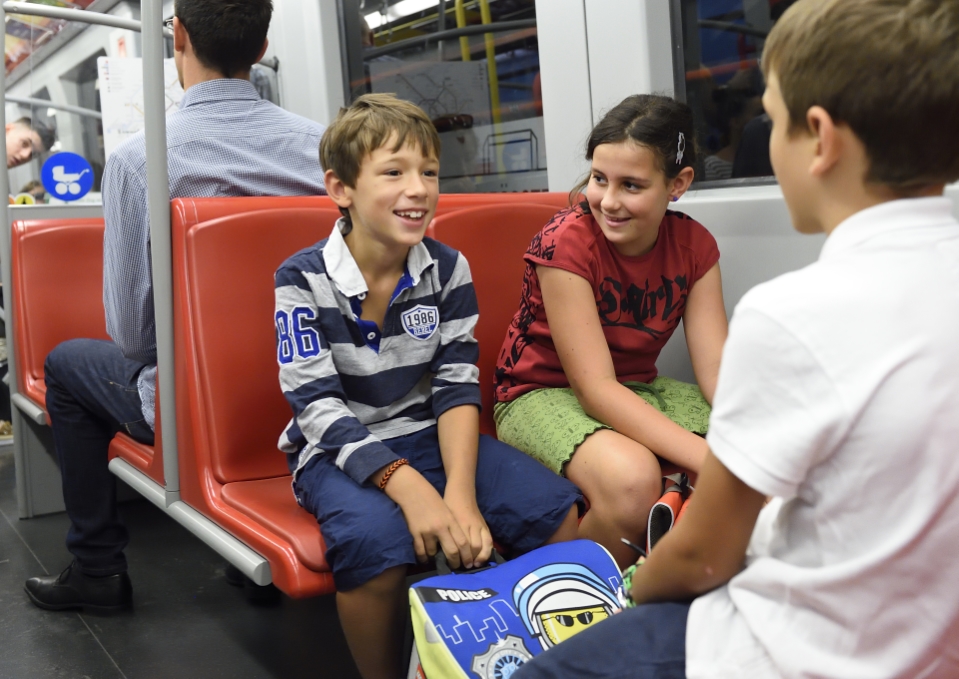Rund 2,5 Millionen Fahrgäste nutzen die Wiener Linien täglich, darunter auch tausende Kinder. Im Bild: Kinder unterwegs in einer U-Bahn der Linie U2.