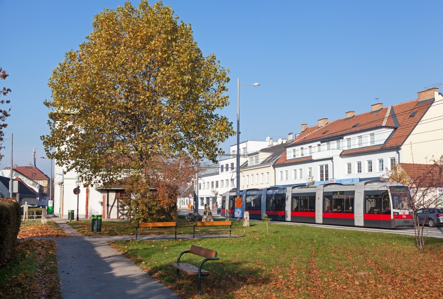 Linie 26 mit Type B1 (Ulf) kurz vor der Station Kraygasse am kagranerplatz beim bezirksmuseum Kagran, November 2015