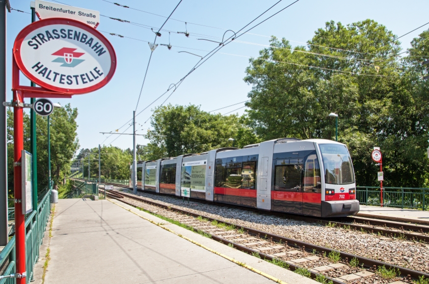 Linie 60  Ulf Type B1 in der r Station Breitenfurtherstraße, Juni 2015