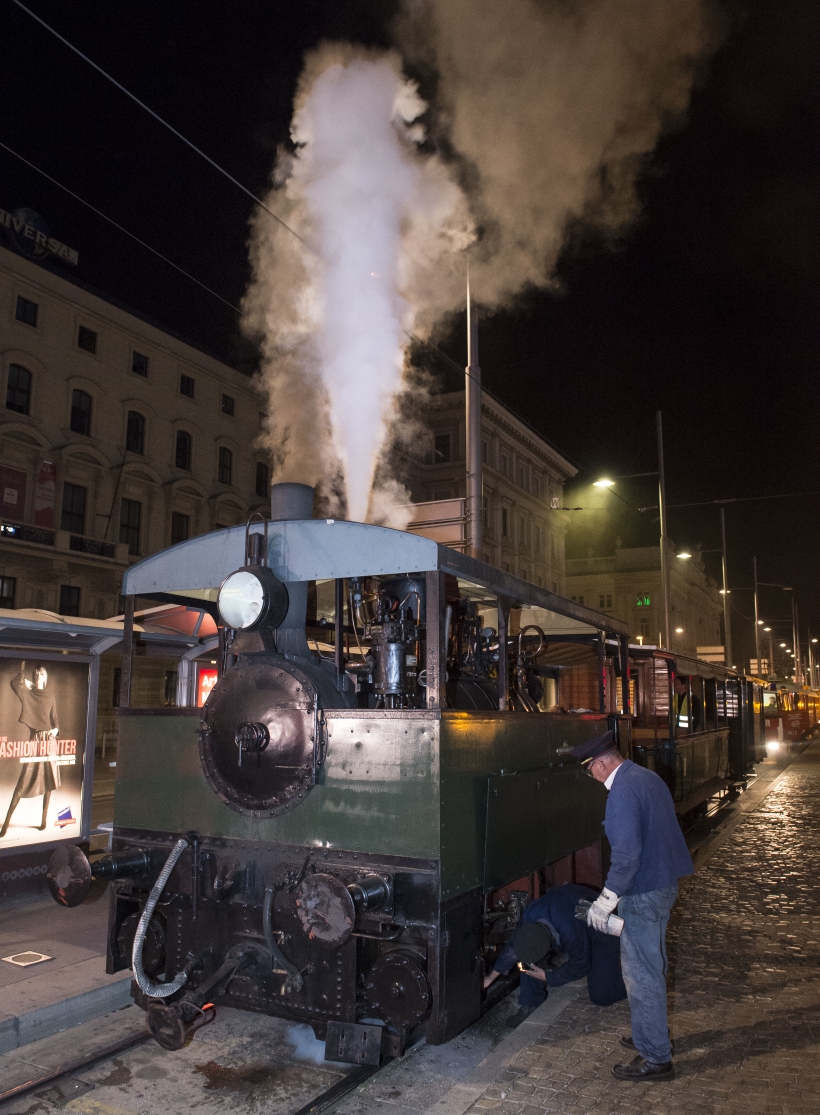 Probefahrt von historischen Fahrzeugen für Feier zu 150 Jahre Wiener Tramway auf der Ringlinie. Dampftramway
am Schwarzenbergplatz.