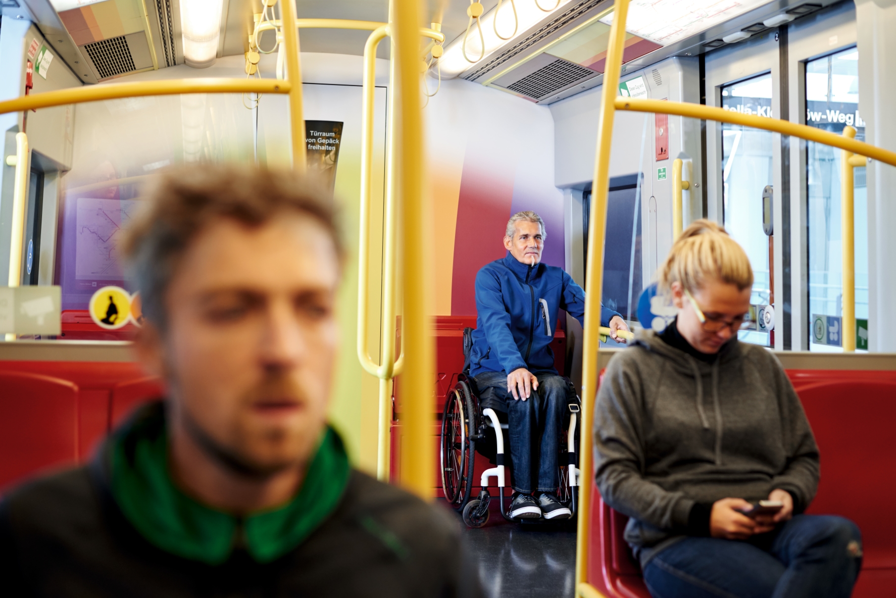 In modernen U-Bahnen gibt es eigene Bereiche für Rollstuhlfahrer unmittelbar neben der Tür.