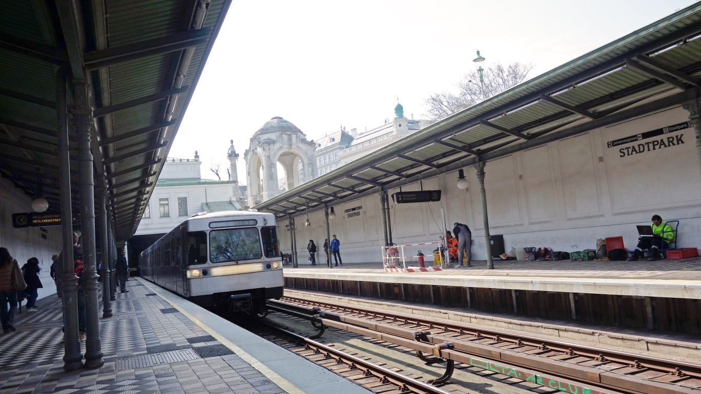 U-Bahn Station Stadtpark der U4 mit einem Silberpfeil der Type U/U1 , März 2015