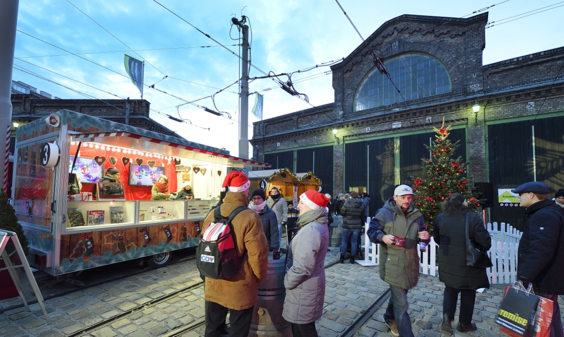 Zum ersten Mal wurde heuer am Gelände des Verkehrsmuseums der Wiener Linien 'Remise' ein Adventmarkt eingerichtet.