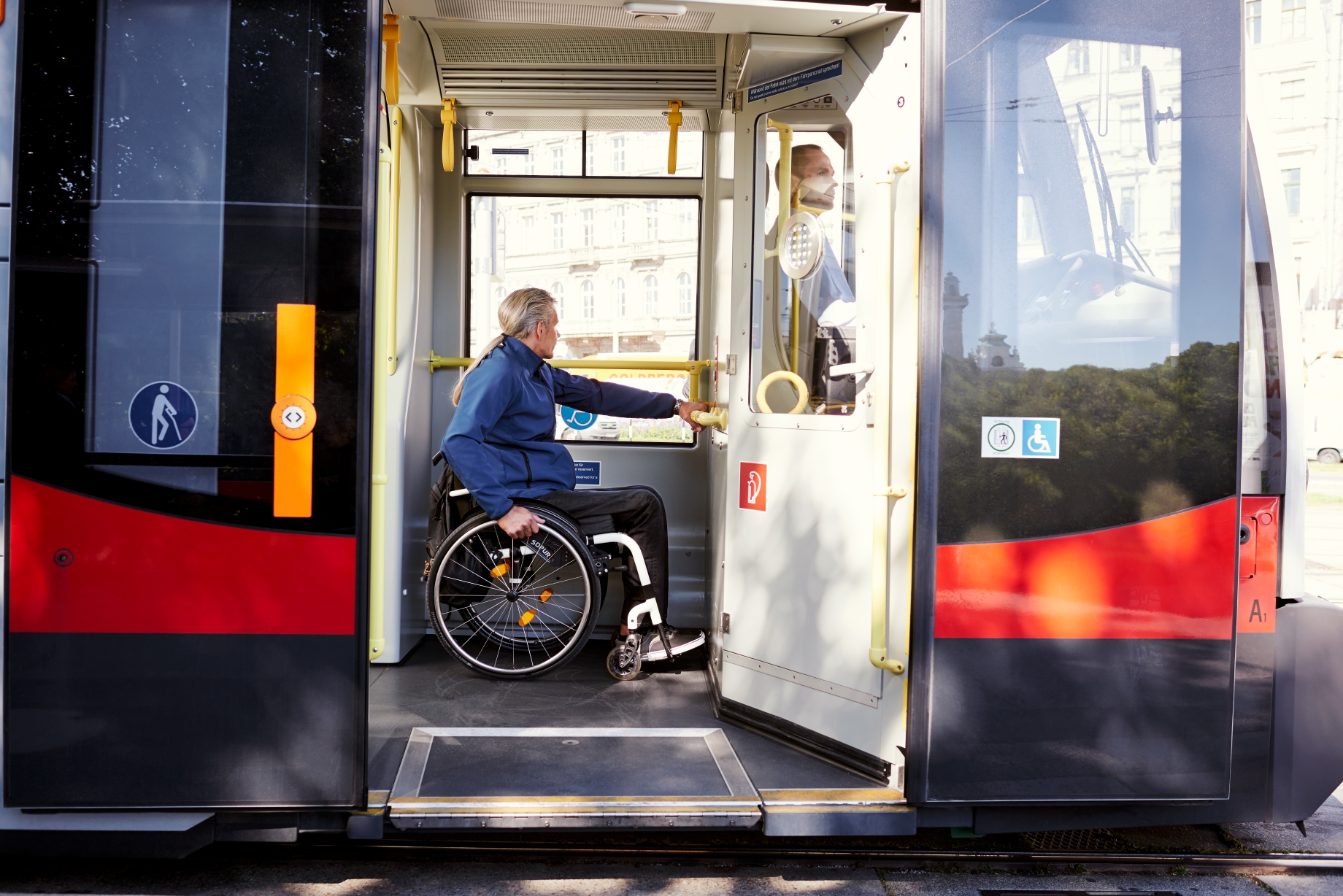 Moderne Straßenbahnen sind auch für Fahrgäste im Rollstuhl barrierefrei nutzbar. Hinter der Fahrerkabine gibt es einen Stellplatz für Rollstuhlfahrer.