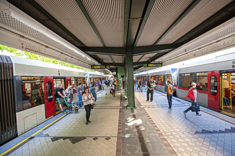 U6 Station Michelbeuern mit T/T1 Garnituren am 3.Juni 2015