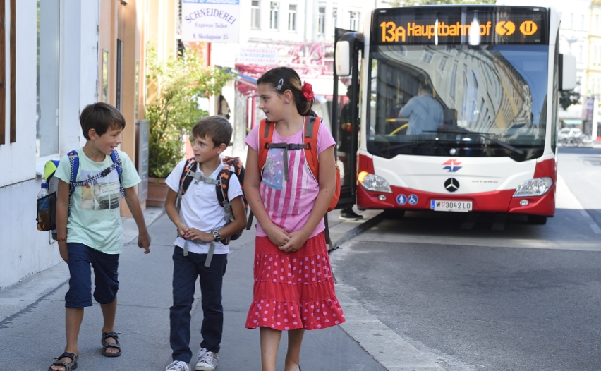 Rund 2,5 Millionen Fahrgäste nutzen die Wiener Linien täglich, darunter auch tausende Kinder. Im Bild: Kinder unterwegs in einem Autobus der Linie 13A.
