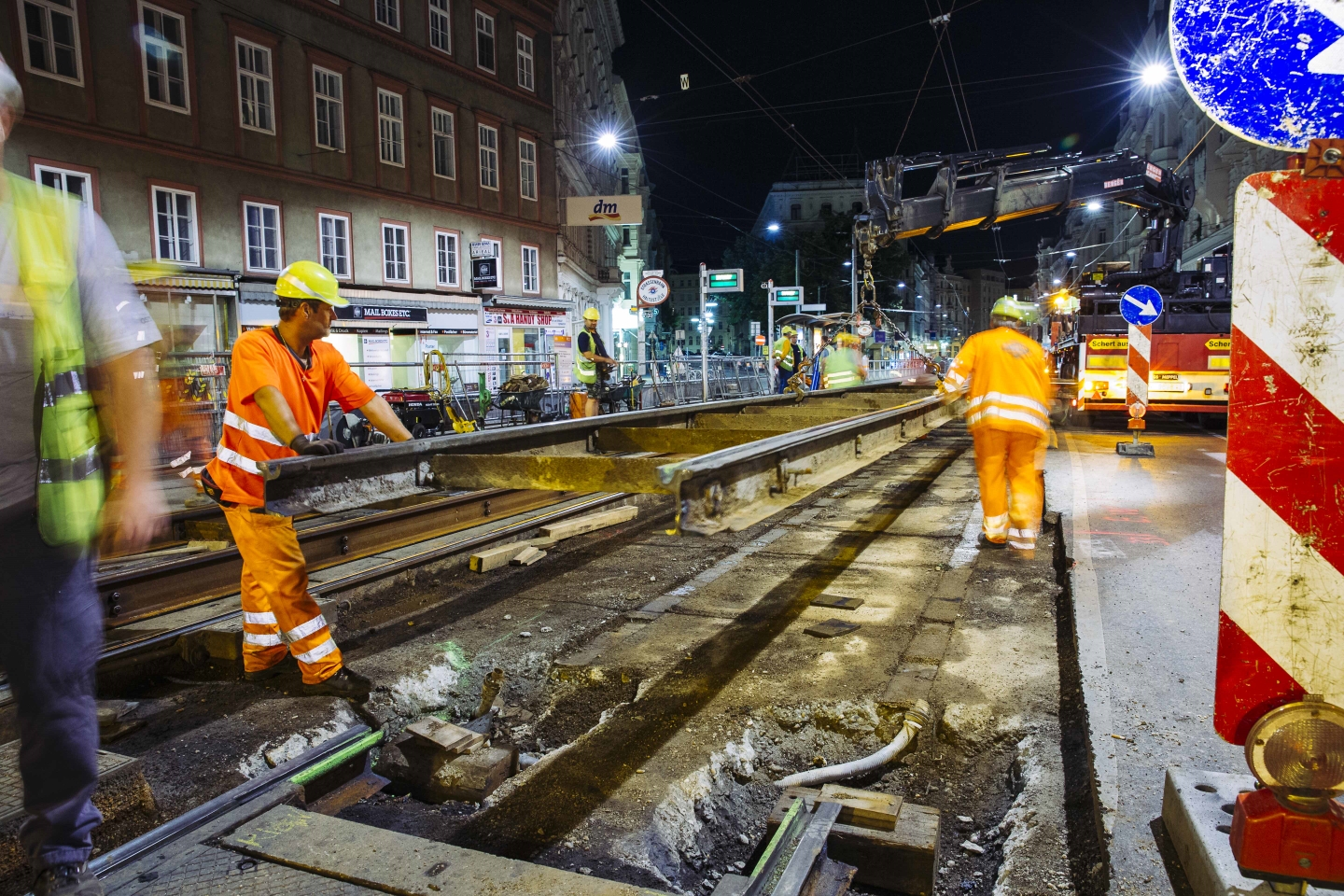 Nächtliche Gleisbauarbeiten und Erneuerung des Gleisuntergrundes an der Kreuzung Währinger Straße - Nußdorfer Straße - Spitalgasse.