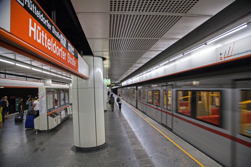 U-Bah Station Hütteldorferstraße mit einfahrendem V-Zug der Linie U3, Juni 2015
