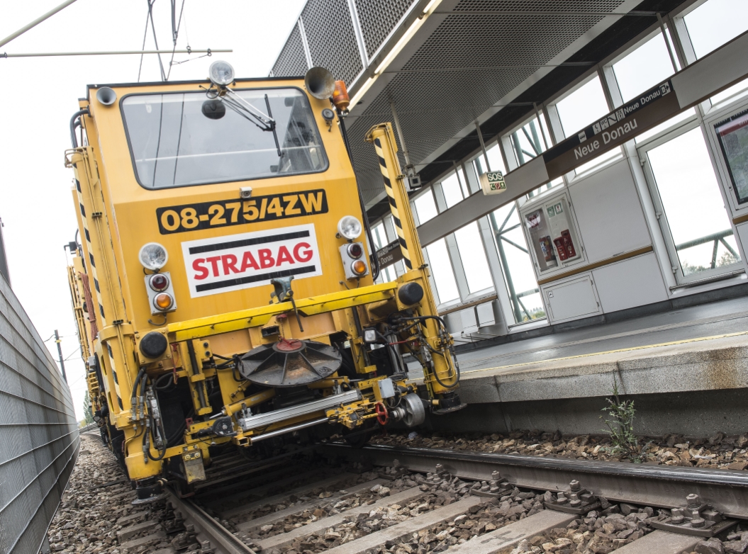 Erneuerung einer Weichenanlage auf der U6 zwischen Handelskai und Neue Donau. Fahrzeug für Stopfarbeiten im Gleisbett in der Station Neue Donau