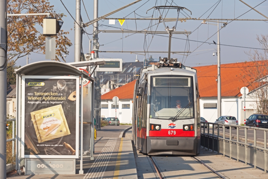 Linie 26 mit Type B (Ulf) in der Station Forstnergasse Richtung Hausfeldstraße, November 2015