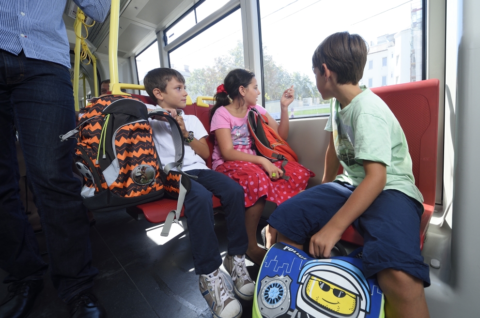 Rund 2,5 Millionen Fahrgäste nutzen die Wiener Linien täglich, darunter auch tausende Kinder. Im Bild: Kinder unterwegs in einer Straßenbahn der Linie 43.