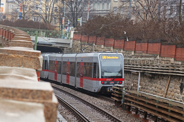 Zug der Linie U6 im Bereich Koppstraße, Neustiftgasse, Gürtel, Dezember 2015