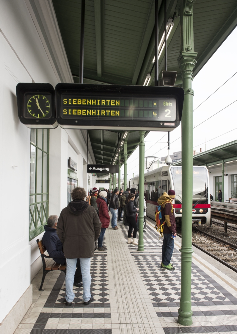 Die generalsanierte U6-Station Alser Straße wird nun als Verkehrsdenkmal bezeichnet. Bahnsteig mit original rekonstruiertem Fliesenbelag inklusive Blindenleitsystem.