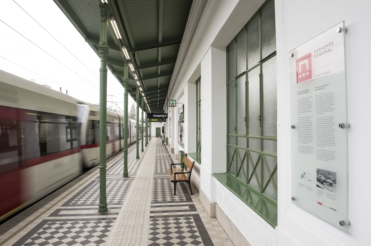 Die generalsanierte U6-Station Alser Straße wird nun als Verkehrsdenkmal bezeichnet. Bahnsteig mit Informationstafel.