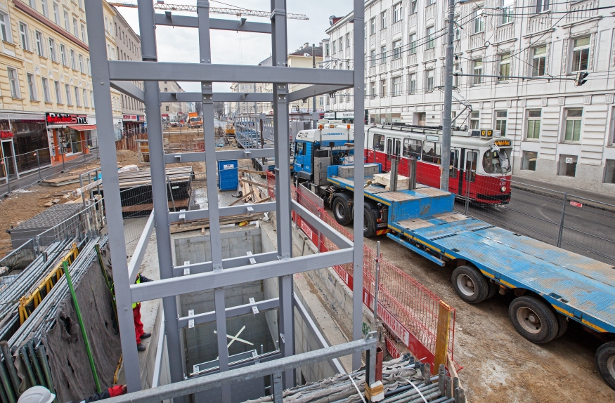 U-Bahn Bau Bereich Troststraße, Favoritenstraße, neueTragwerke für Aufzug werden geliefert, März 2015
