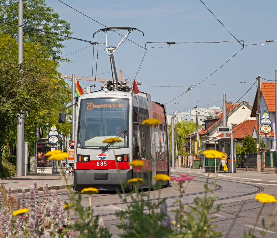 Linie 26 mit Type B (ulf)  in Hirschtetten kurz nach der Haltestelle am Heidjöchl, Juni 2015