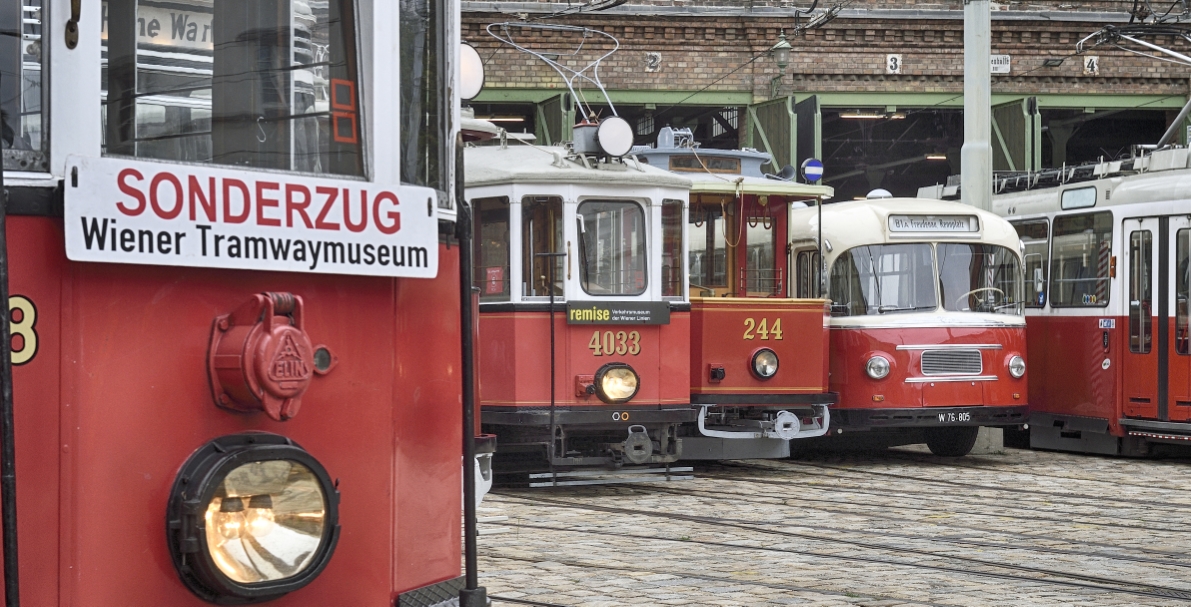 Einige der ausgestellten Fahrzeuge des Verkehrsmuseums der Wiener Linien.
