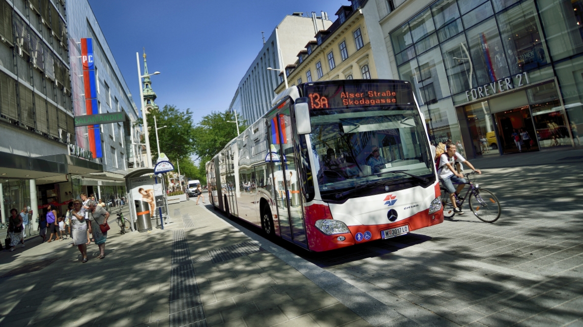 Gelenkbus der Linie 13A im Bereich der Begegnungszone der Mariahilfer Straße.