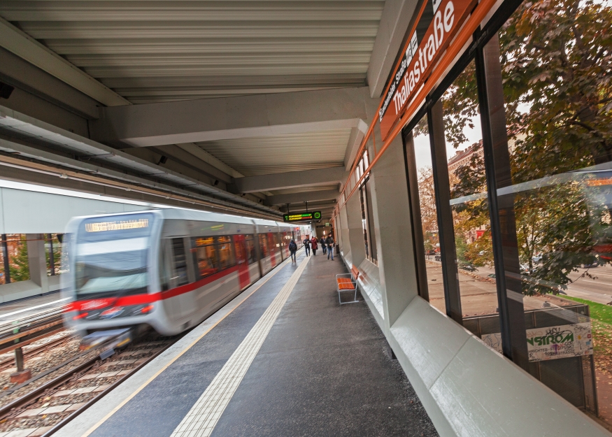 Station Thaliastaße, Bahnsteig wurde erneuert, Oktober 2015